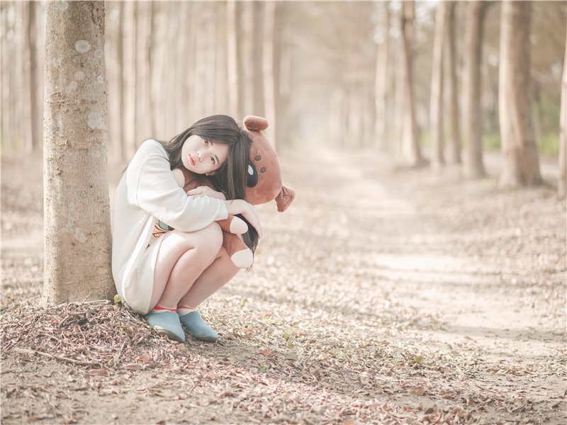 初次跟女生吃牛排时,女生对服务员说要八分熟,应该说些什么来缓解尴尬?